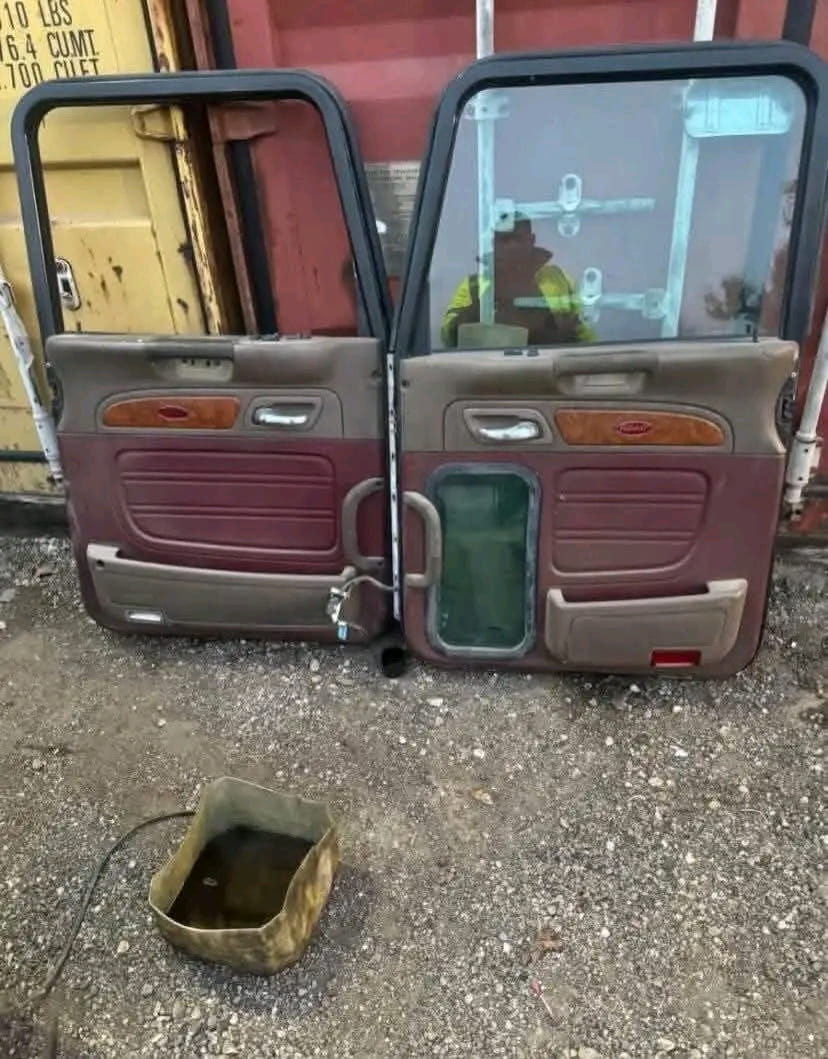 peterbilt 379 389 driver and passenger side complete doors peterbilt 379 389 driver and passenger side complete doors